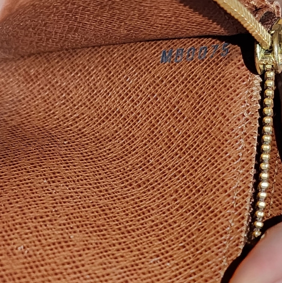 Sarah LV wallet 💯 authentic! - Picture 7 of 12